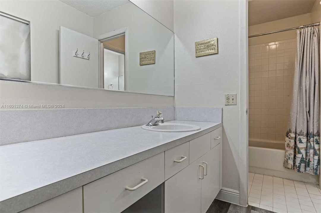 For Sale: $325,000 (2 beds, 1 baths, 1432 Square Feet)