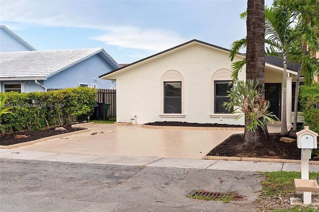 Active With Contract: $595,000 (3 beds, 2 baths, 1302 Square Feet)