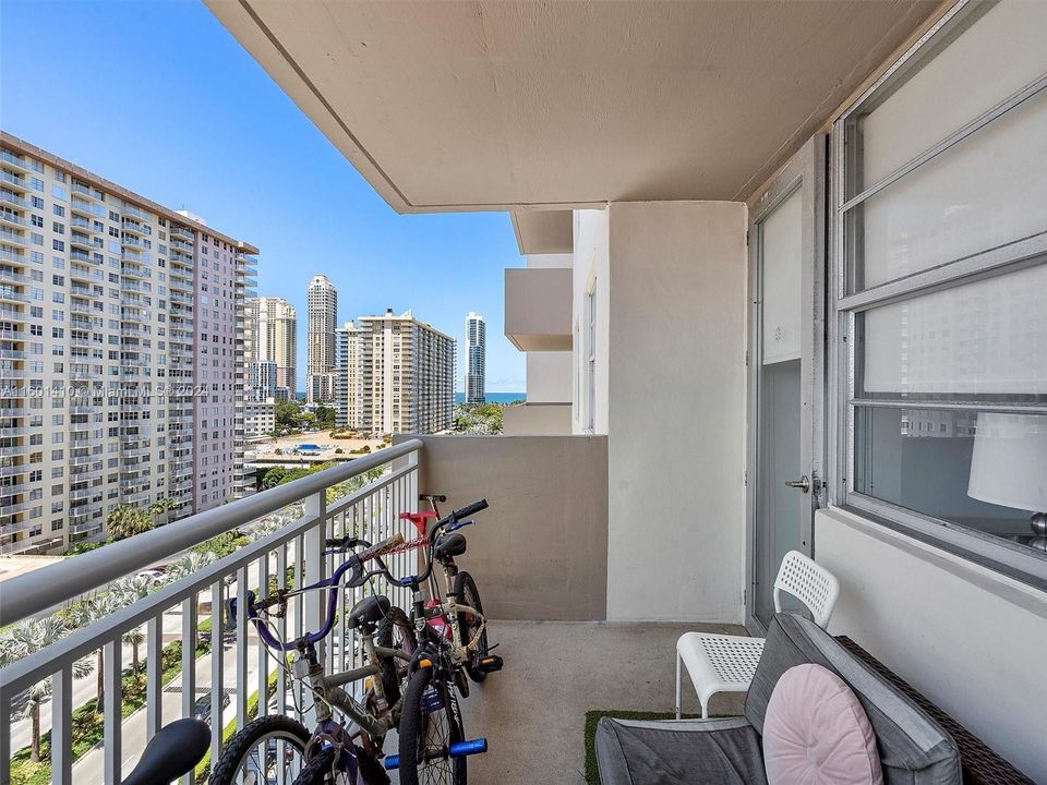 Active With Contract: $389,000 (2 beds, 2 baths, 1087 Square Feet)