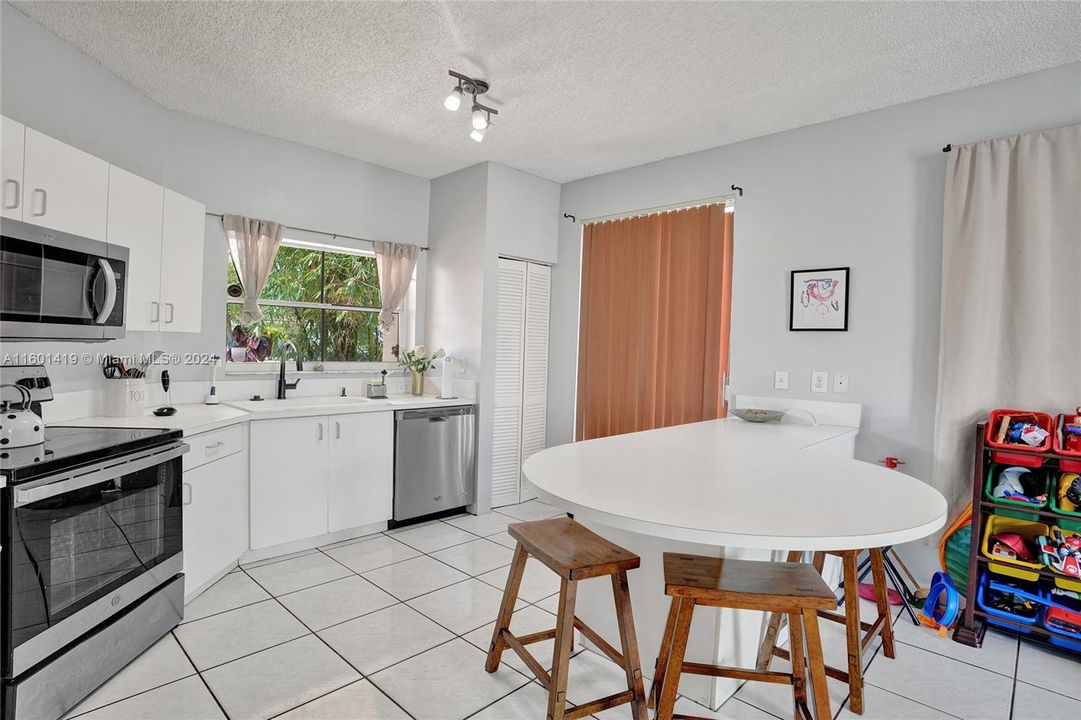 Active With Contract: $3,600 (3 beds, 2 baths, 1848 Square Feet)