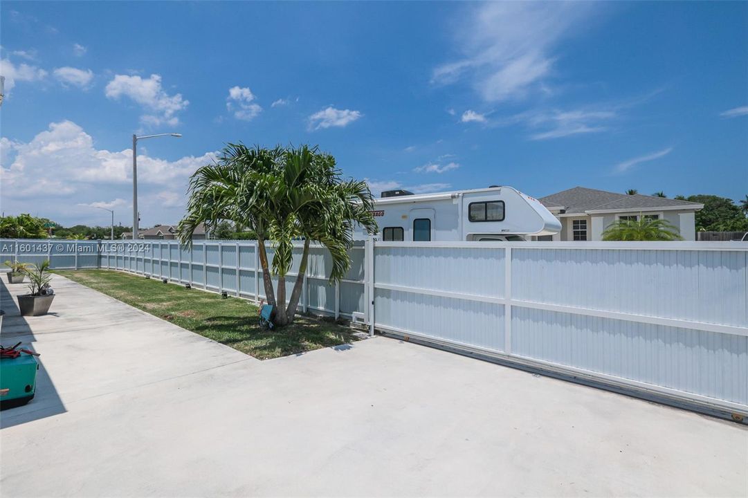 For Sale: $699,000 (4 beds, 2 baths, 1800 Square Feet)