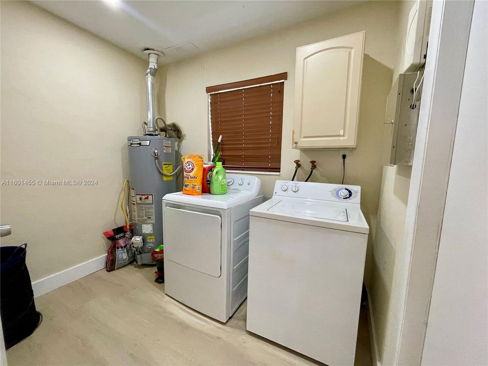 Active With Contract: $4,300 (4 beds, 2 baths, 1672 Square Feet)