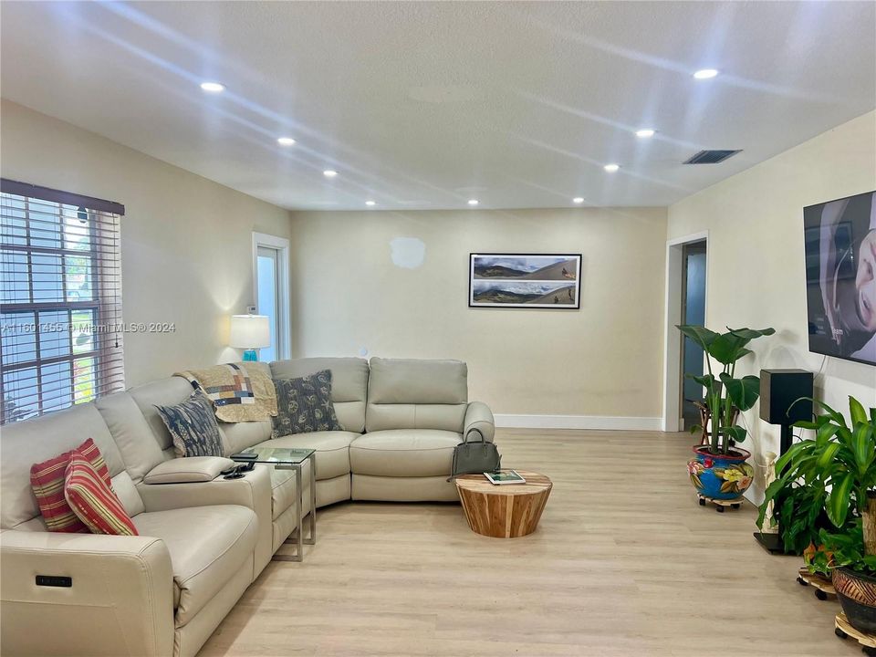 Active With Contract: $4,300 (4 beds, 2 baths, 1672 Square Feet)