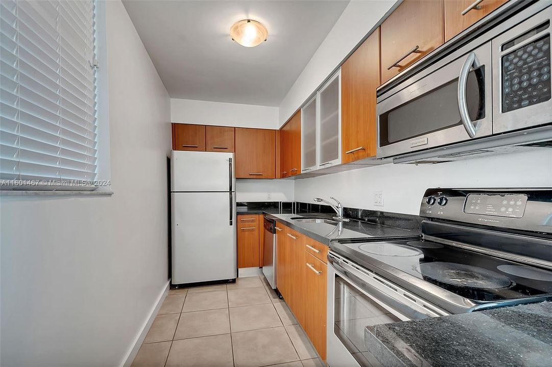 For Sale: $320,000 (1 beds, 1 baths, 723 Square Feet)