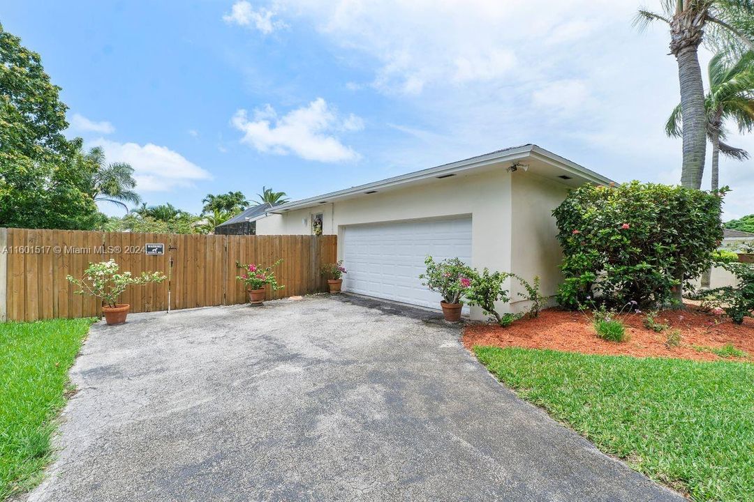 For Sale: $1,095,000 (4 beds, 2 baths, 3064 Square Feet)