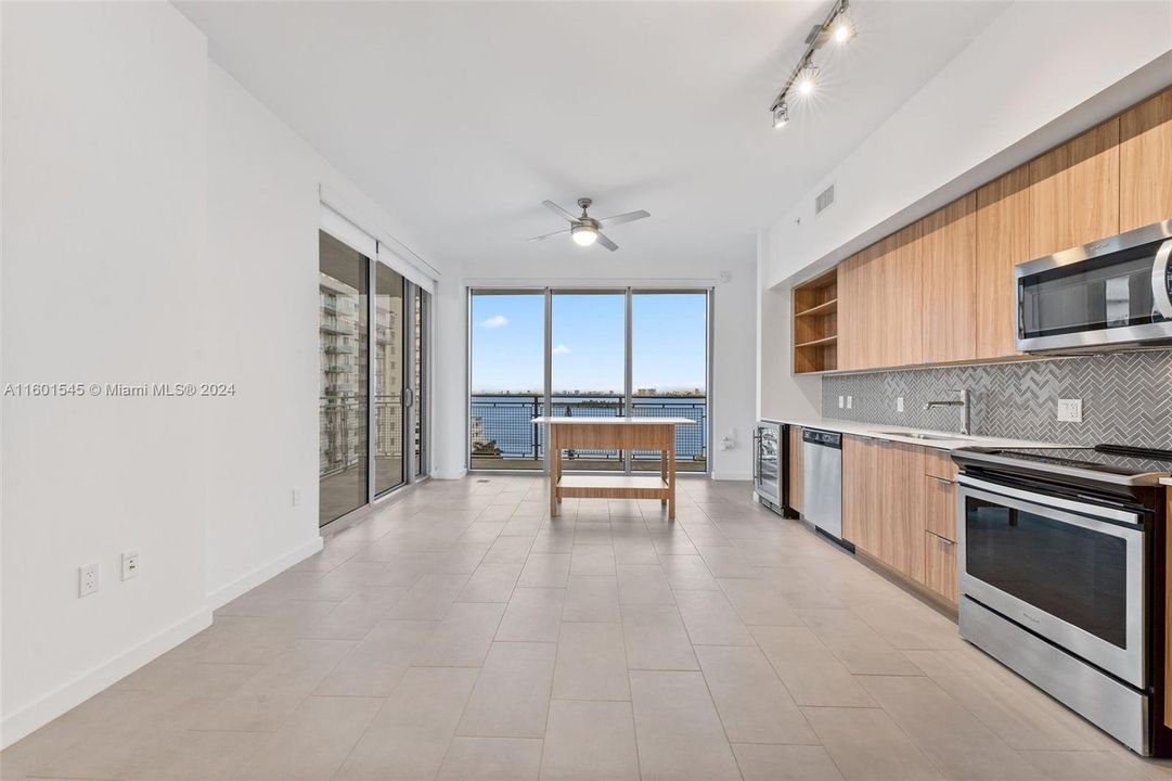 Active With Contract: $4,407 (2 beds, 2 baths, 1078 Square Feet)