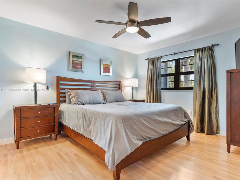 For Sale: $495,000 (2 beds, 2 baths, 860 Square Feet)