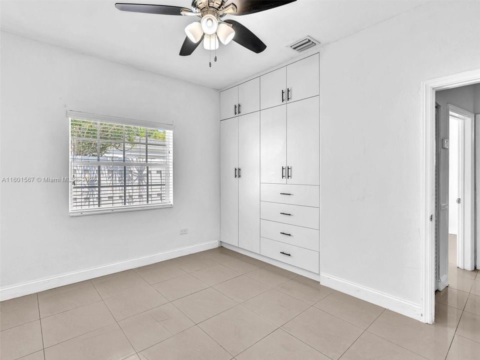 Active With Contract: $2,200 (2 beds, 1 baths, 836 Square Feet)