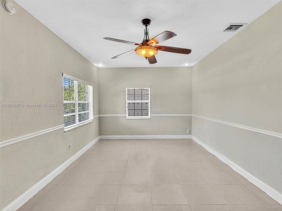 Active With Contract: $2,200 (2 beds, 1 baths, 836 Square Feet)