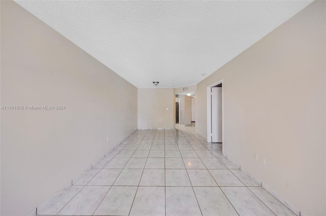 Active With Contract: $269,000 (1 beds, 1 baths, 670 Square Feet)