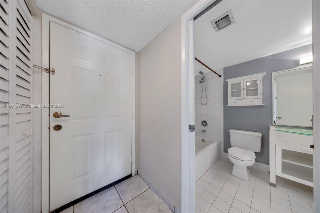 Active With Contract: $269,000 (1 beds, 1 baths, 670 Square Feet)