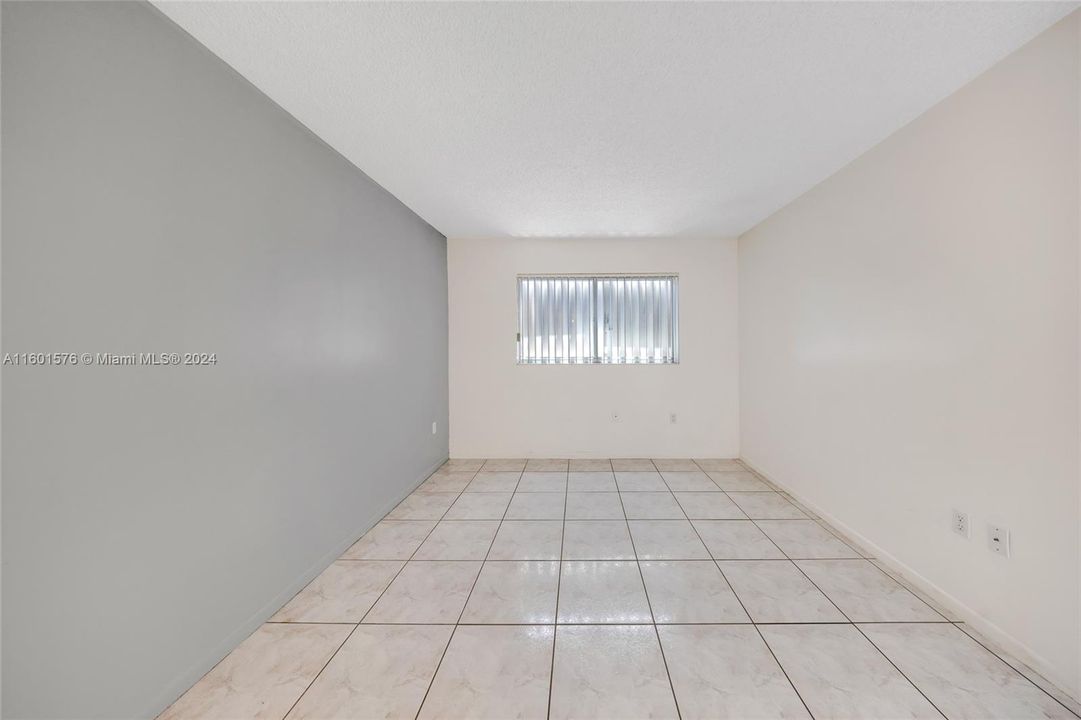 Active With Contract: $269,000 (1 beds, 1 baths, 670 Square Feet)