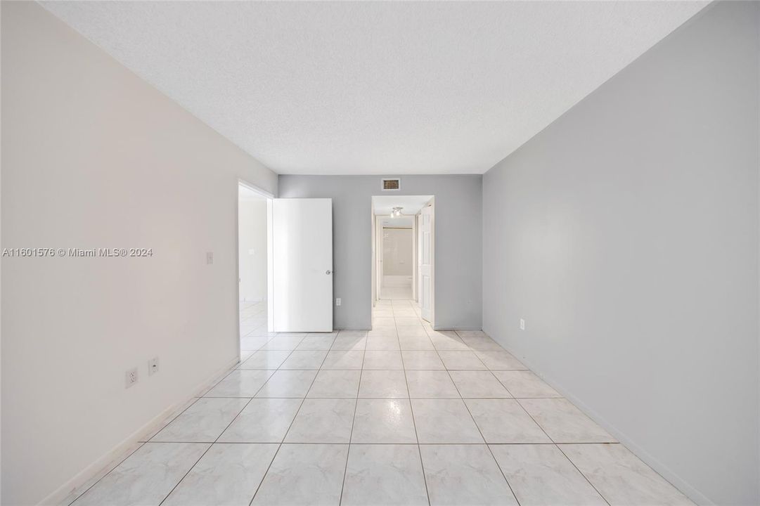 Active With Contract: $269,000 (1 beds, 1 baths, 670 Square Feet)