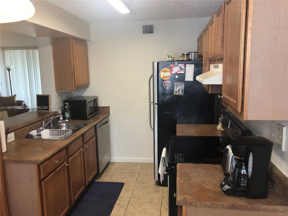 Active With Contract: $2,600 (2 beds, 2 baths, 1128 Square Feet)