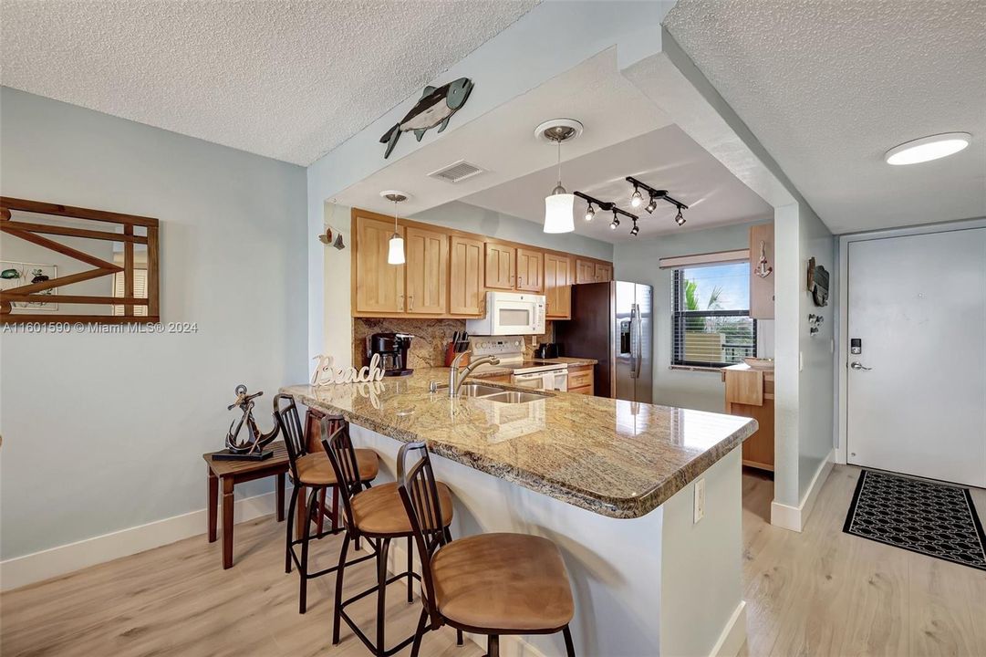 For Sale: $449,000 (2 beds, 2 baths, 984 Square Feet)