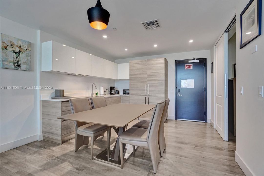 For Sale: $495,000 (2 beds, 1 baths, 761 Square Feet)