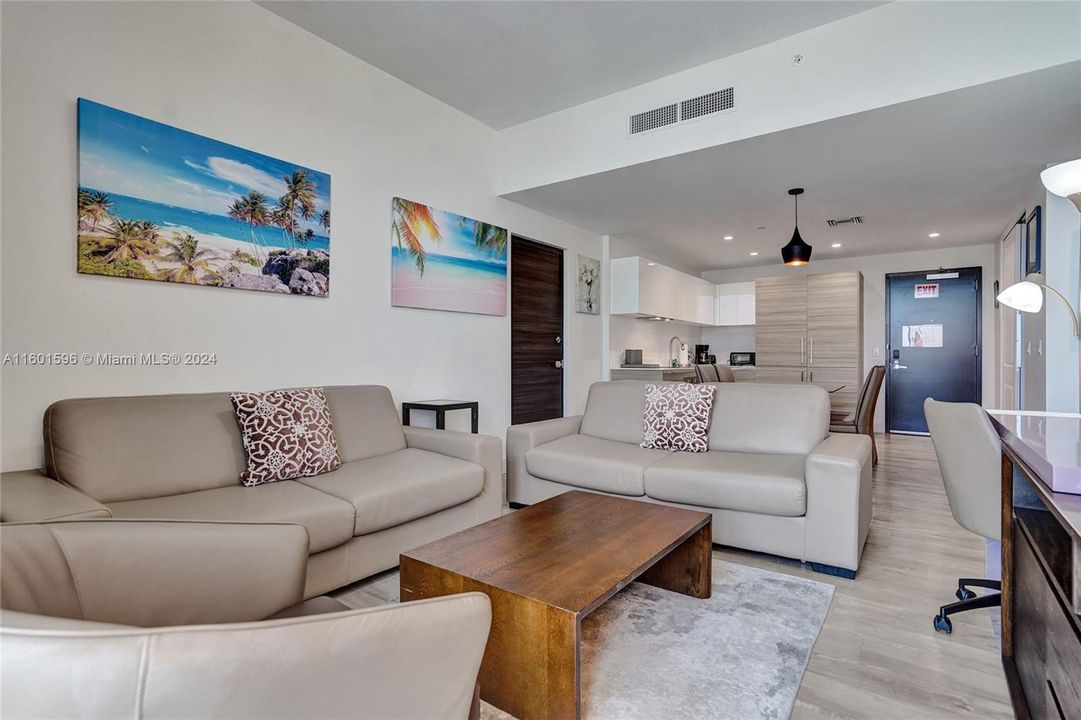 For Sale: $495,000 (2 beds, 1 baths, 761 Square Feet)