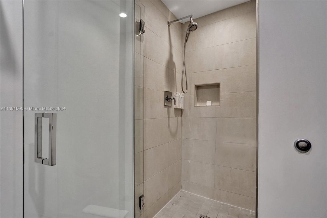 For Sale: $495,000 (2 beds, 1 baths, 761 Square Feet)