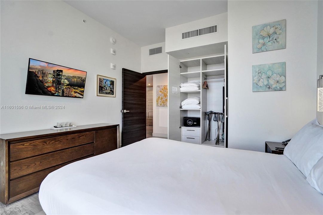 For Sale: $495,000 (2 beds, 1 baths, 761 Square Feet)