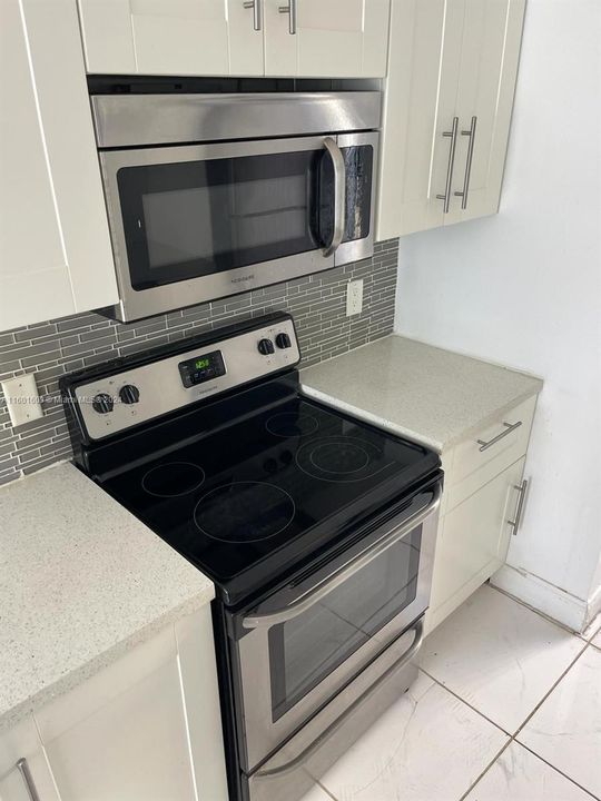 Active With Contract: $1,750 (1 beds, 1 baths, 754 Square Feet)