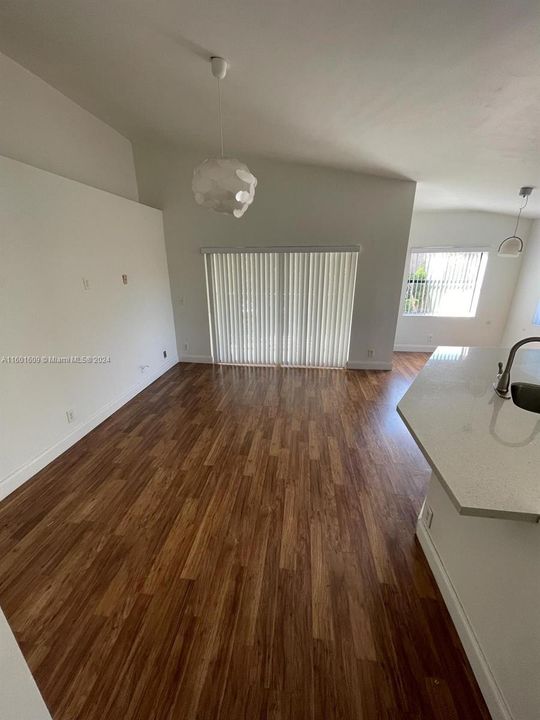 Active With Contract: $1,750 (1 beds, 1 baths, 754 Square Feet)