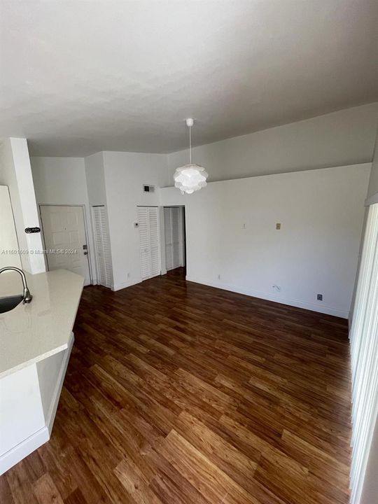 Active With Contract: $1,750 (1 beds, 1 baths, 754 Square Feet)