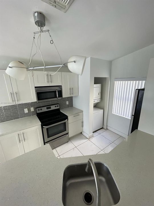 Active With Contract: $1,750 (1 beds, 1 baths, 754 Square Feet)