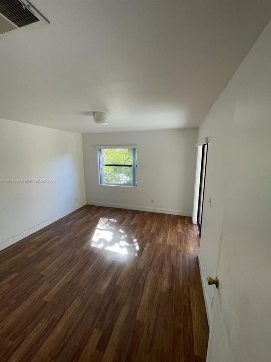 Active With Contract: $1,750 (1 beds, 1 baths, 754 Square Feet)