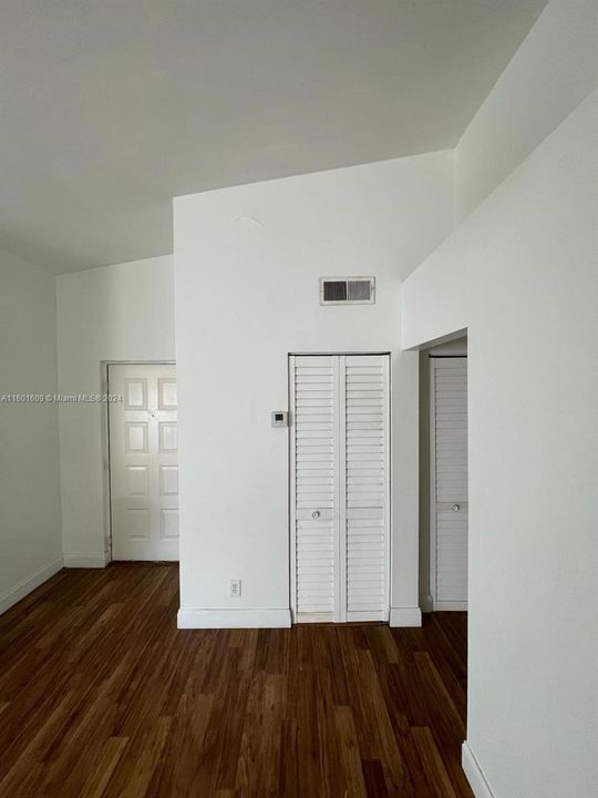 Active With Contract: $1,750 (1 beds, 1 baths, 754 Square Feet)