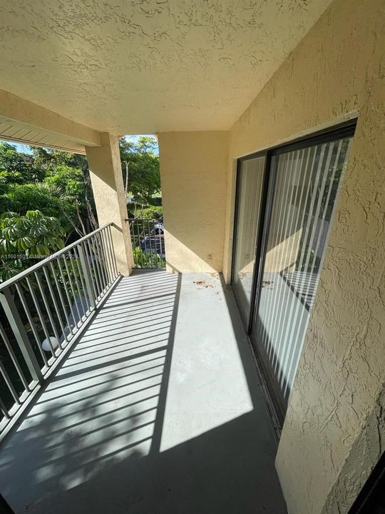 Active With Contract: $1,750 (1 beds, 1 baths, 754 Square Feet)