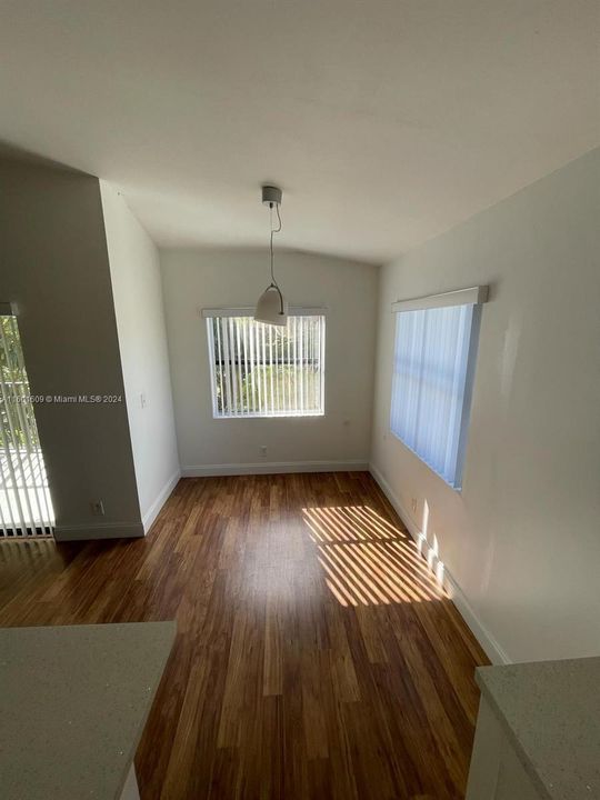 Active With Contract: $1,750 (1 beds, 1 baths, 754 Square Feet)