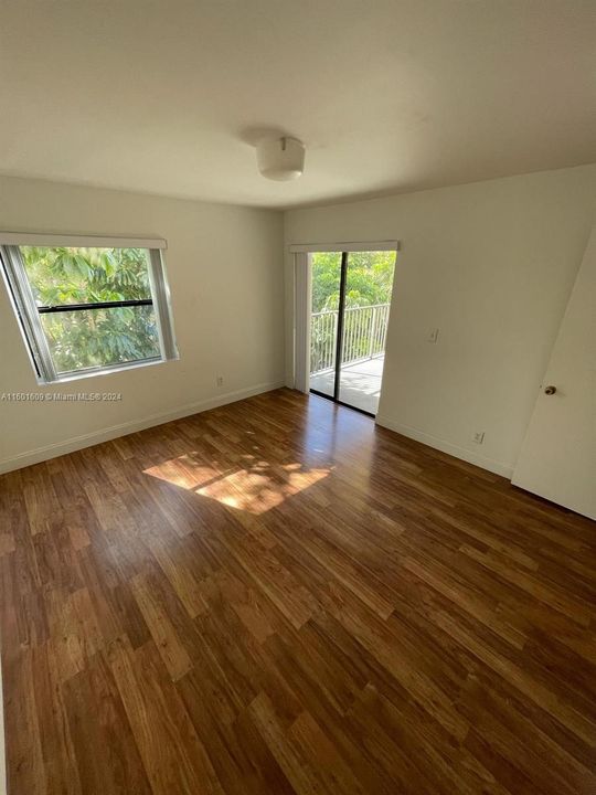 Active With Contract: $1,750 (1 beds, 1 baths, 754 Square Feet)