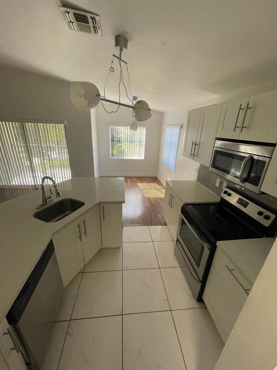 Active With Contract: $1,750 (1 beds, 1 baths, 754 Square Feet)