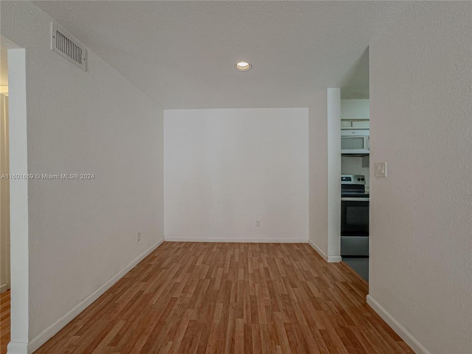 Active With Contract: $1,600 (1 beds, 1 baths, 780 Square Feet)