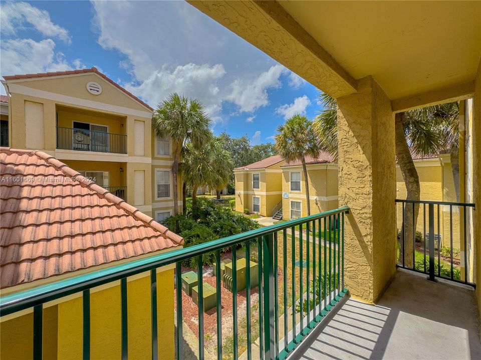 Active With Contract: $1,600 (1 beds, 1 baths, 780 Square Feet)