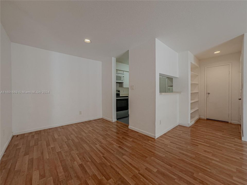 Active With Contract: $1,600 (1 beds, 1 baths, 780 Square Feet)