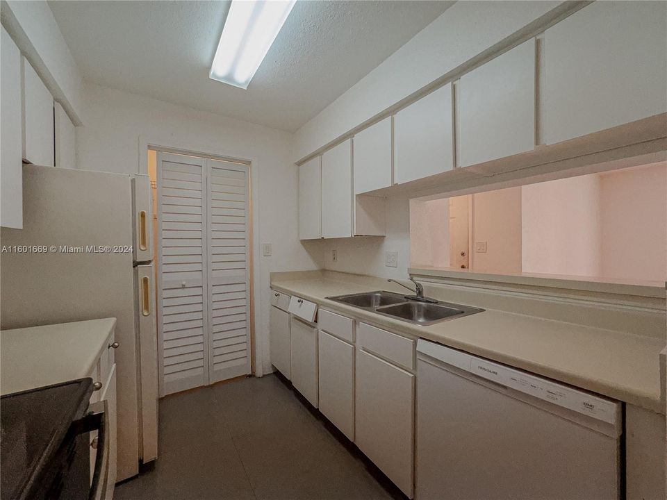 Active With Contract: $1,600 (1 beds, 1 baths, 780 Square Feet)