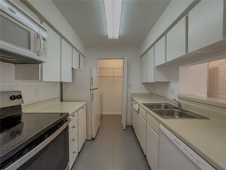 Active With Contract: $1,600 (1 beds, 1 baths, 780 Square Feet)