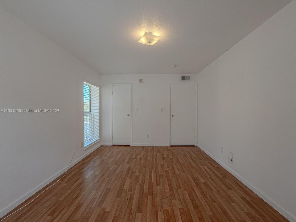 Active With Contract: $1,600 (1 beds, 1 baths, 780 Square Feet)