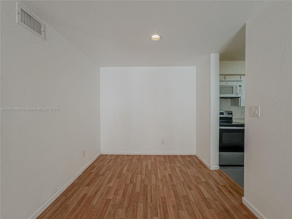 Active With Contract: $1,600 (1 beds, 1 baths, 780 Square Feet)