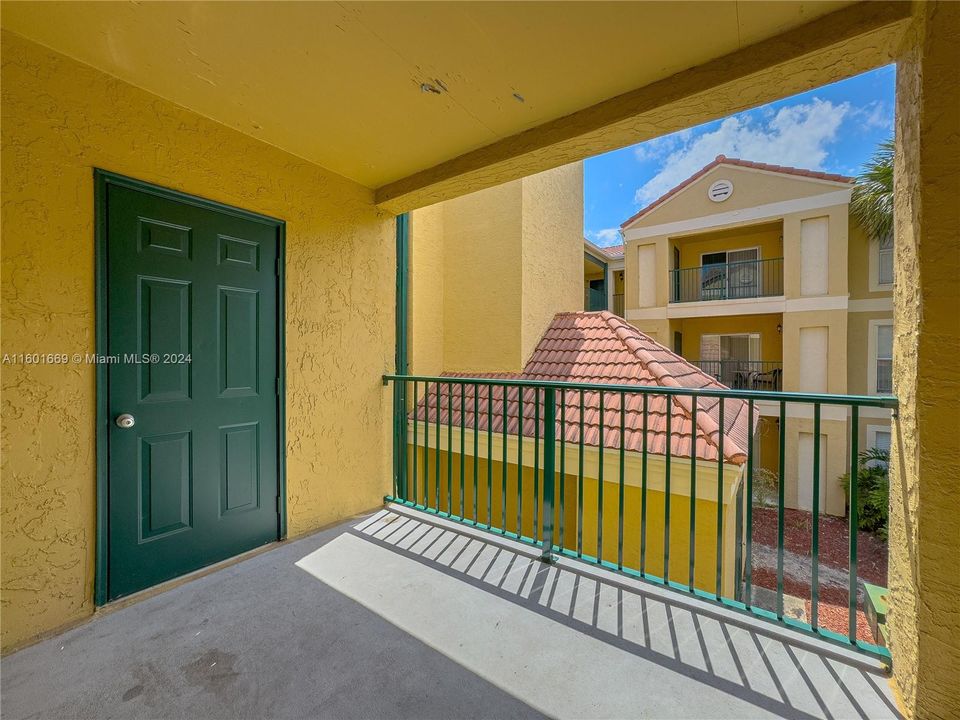 Active With Contract: $1,600 (1 beds, 1 baths, 780 Square Feet)