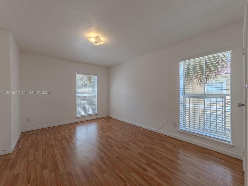 Active With Contract: $1,600 (1 beds, 1 baths, 780 Square Feet)