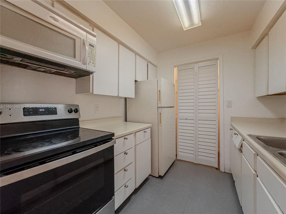 Active With Contract: $1,600 (1 beds, 1 baths, 780 Square Feet)