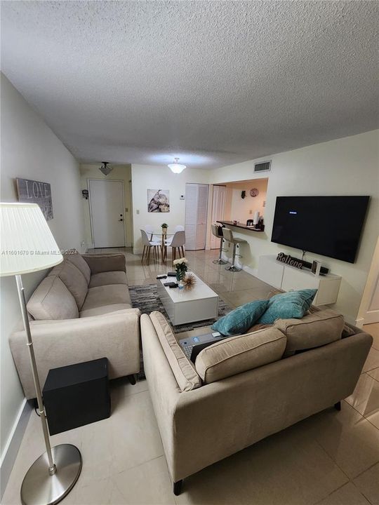 Active With Contract: $2,100 (1 beds, 1 baths, 964 Square Feet)