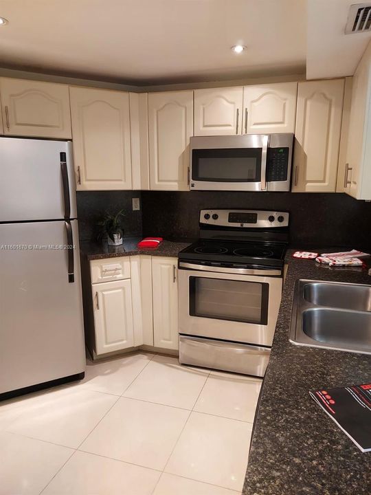 Active With Contract: $2,100 (1 beds, 1 baths, 964 Square Feet)