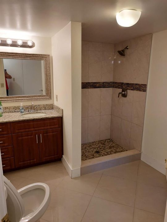 Active With Contract: $2,100 (1 beds, 1 baths, 964 Square Feet)