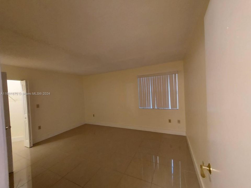 Active With Contract: $2,100 (1 beds, 1 baths, 964 Square Feet)