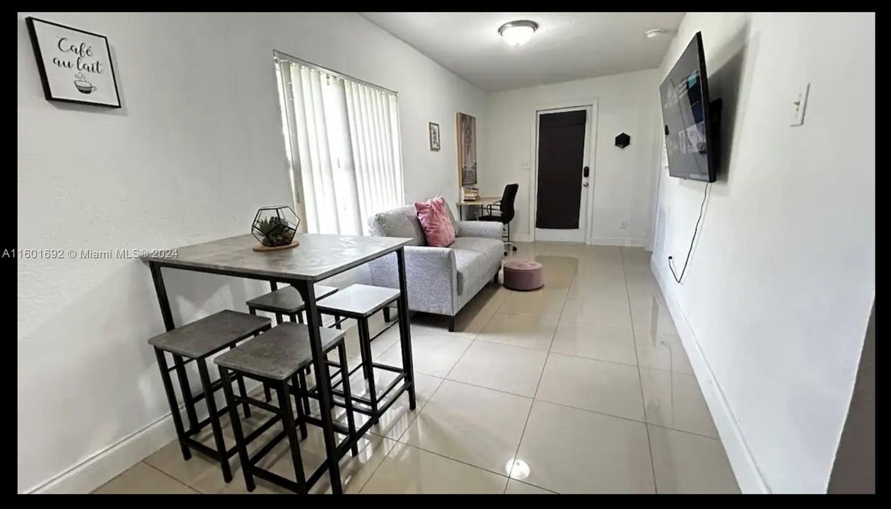 For Rent: $1,700 (1 beds, 1 baths, 3083 Square Feet)