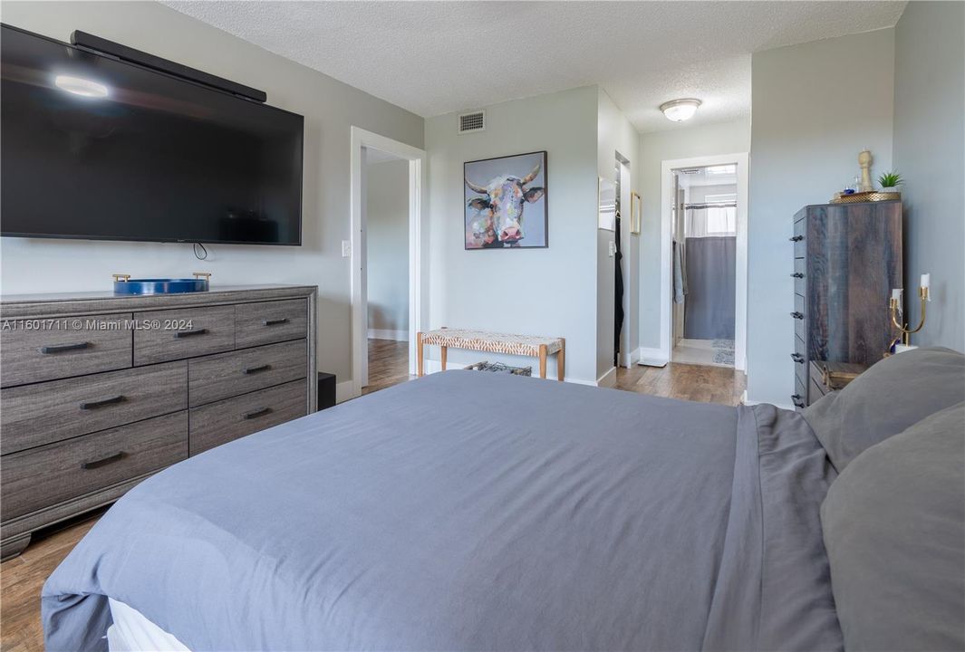 For Sale: $295,000 (1 beds, 1 baths, 712 Square Feet)