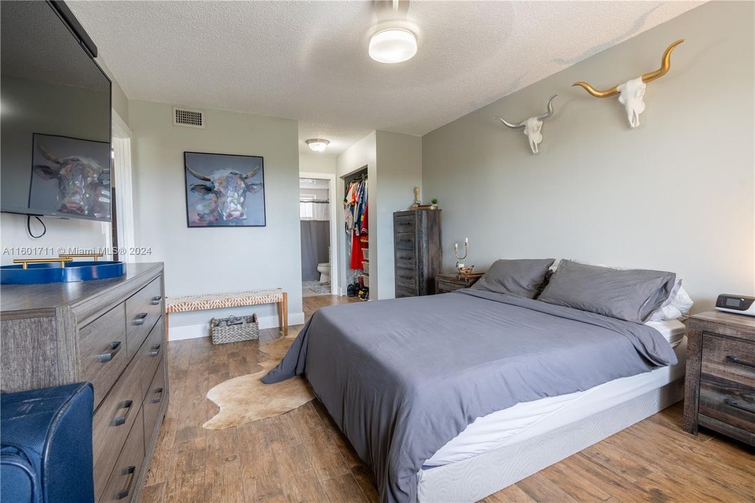 For Sale: $295,000 (1 beds, 1 baths, 712 Square Feet)